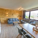 Wohnzimmer Ferienwohnung Braunlage mit rustikaler Holzwand