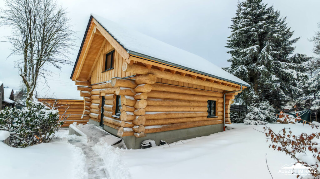 Erlebt mit Auszeit-im-Harz eine spannende Reise nach Braunlage, wo zwei neue Ferienhäuser im Blockhausstil entstehen. Diese außergewöhnlichen Unterkünfte bieten nicht nur Platz für je 6 Personen, sondern vereinen traditionelle Handwerkskunst mit modernem Komfort. Mit einer Wohnfläche von großzügigen 90m² pro Haus, einer eigenen Sauna für jede Wohneinheit und imposanten Baumstämmen von 30-50cm Durchmesser wird hier die Natur zum Baumeister. Doch das ist noch nicht alles – moderne Heiztechnologie mit Wärmepumpe und Fußbodenheizung sowie ein Elektrokamin schaffen eine gemütliche Atmosphäre. Der besondere Clou: Der Neubau erfolgt nicht nur mit fachmännischer Hilfe, sondern auch mit viel Muskelkraft und Eigenleistung des engagierten Teams von Auszeit-im-Harz. Die Fertigstellung ist für den Herbst 2024 geplant – ein perfekter Zeitpunkt, um die Blockhaus-Idylle in Braunlage zu erleben. Begleitet uns auf Social Media, um die Entstehung live mitzuerleben und sich auf eine Auszeit vorzufreuen, die im Herzen bleibt.