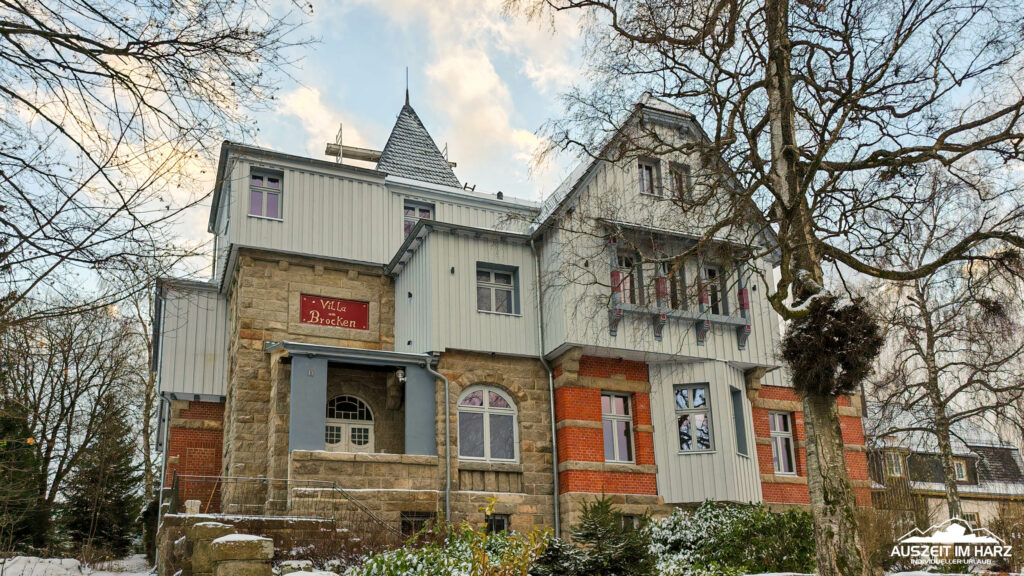 Die Villa, im Jahr 1897 erbaut und einst im Besitz der Gründer des Zirkus Sarrasani, erzählt eine faszinierende Geschichte. Das Gebäude wird bis Herbst 2024 umfassend saniert und modernisiert, um den Gästen eine einzigartige Unterkunft am Waldrand mit Blick auf die Mäuseklippen zu bieten. Die geplanten Arbeiten umfassen unter anderem die Sanierung der Bäder, energetische Sanierung der Fassade, Herstellung von Dachterrassen, Neubau von Balkonen, Ausbesserung des Dachs, Austausch der Fenster sowie die Modernisierung von Heizungsanlage und Fußbodenheizung. Die Sanierung vereint modernen Komfort mit dem historischen Charme der Villa und verspricht eine einzigartige 