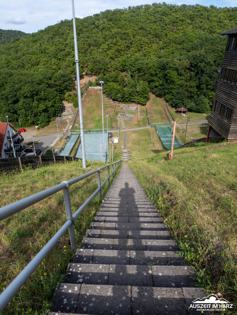 Manchmal braucht es keine langen Trails, um sich richtig herauszufordern – manchmal reicht eine Treppe. Und zwar eine ganz bestimmte: die Skisprungschanze im Zwölfmorgental in Wernigerode.
Hier fand mein kleines persönliches Everesting-Projekt statt:
40 Aufstiege, rund 12,4 km Gesamtstrecke und über 2.100 Höhenmeter – alles auf nur wenigen hundert Metern Länge.
